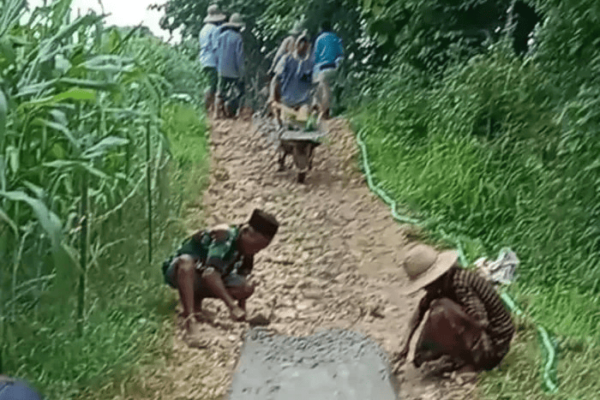Tak Kunjung diperbaiki Pemerintah Desa, Masyarakat Perbaiki Jalan Dengan Cara Sumbangan