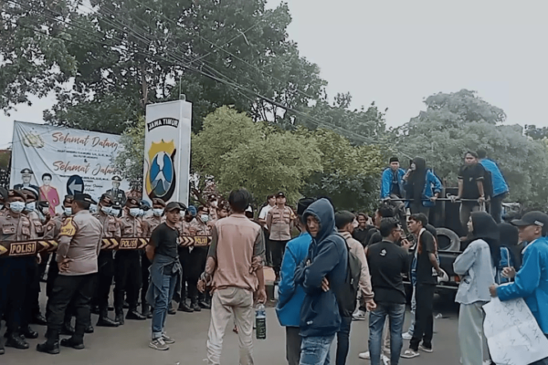 Mahasiswa PMII Demo Tuntut Keamanan Jembatan Suramadu Diperketat